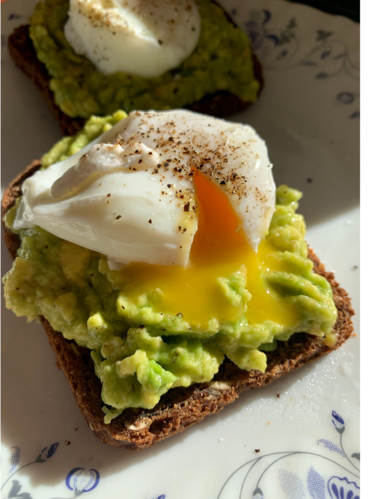 1 Toast à l’Avocat avec Œufs Pochés : La Recette qui Transforme Votre Matin !